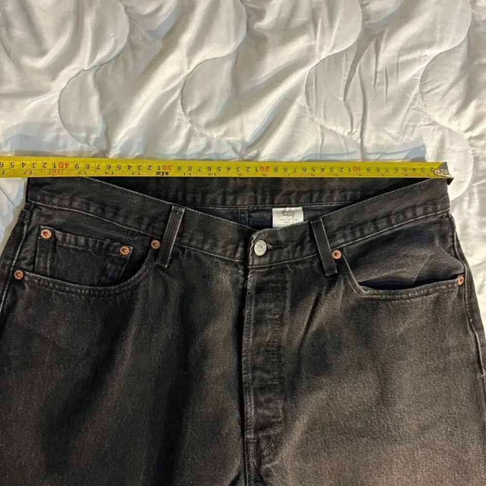 Levis black 501 Shorts for men Waist :38, Inseam 17 inches